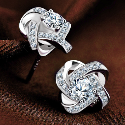 There have some tips to buy sterling silver earrings for your reference