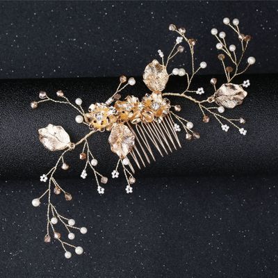 Find different hair accessory match your wedding theme