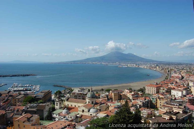 meteo-napoli:-nuvolosita-e-rovesci-domani,-vento-a-tratti