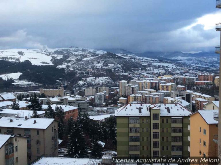 Meteo Potenza: Nubi Sparse e Vento, Schiarite nel Pomeriggio