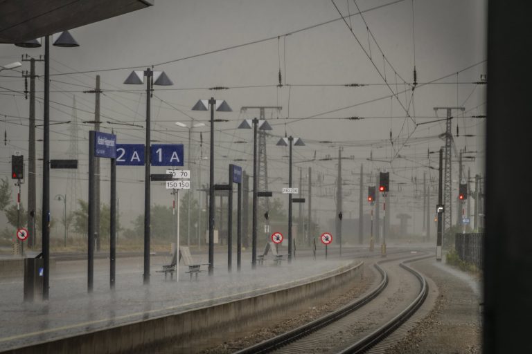 Meteo: weekend ventoso e piovoso sulle Alpi con rischio temporali e raffiche intense