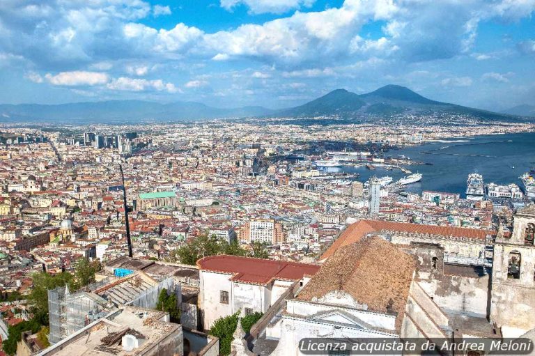 Meteo Napoli: Nuvolosità e piovaschi domani, seguiti da schiarite e vento