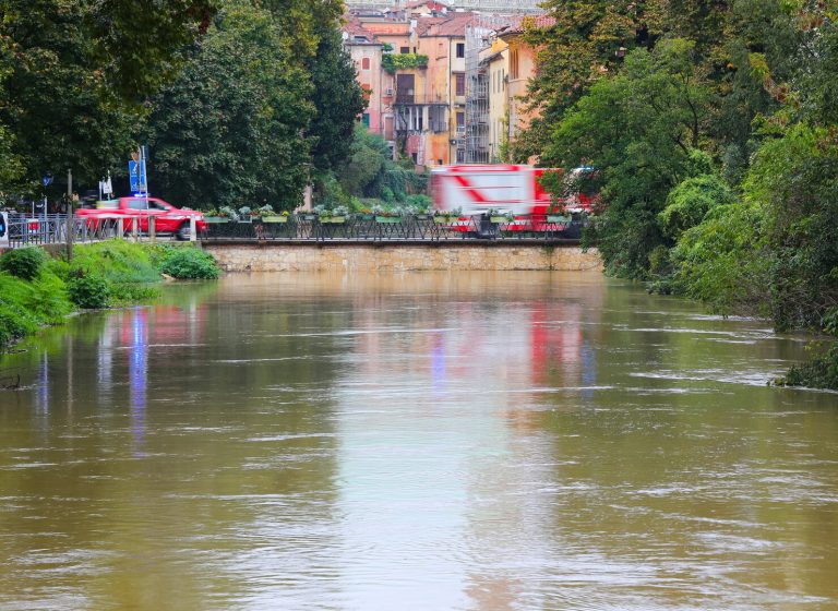 meteo-sopron,-ungheria:-pioggia-senza-tregua,-strade-allagate-e-lago-ibolya-to-esondato