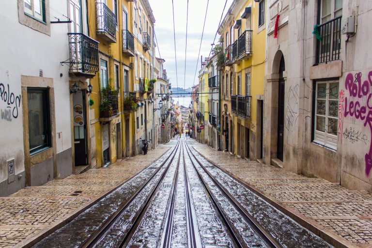 Temporali e vento forte sul Portogallo domenica 6 aprile 2025