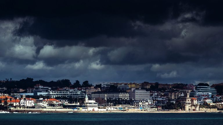 Meteo Portogallo oggi: pioggia, temporali e calo delle temperature