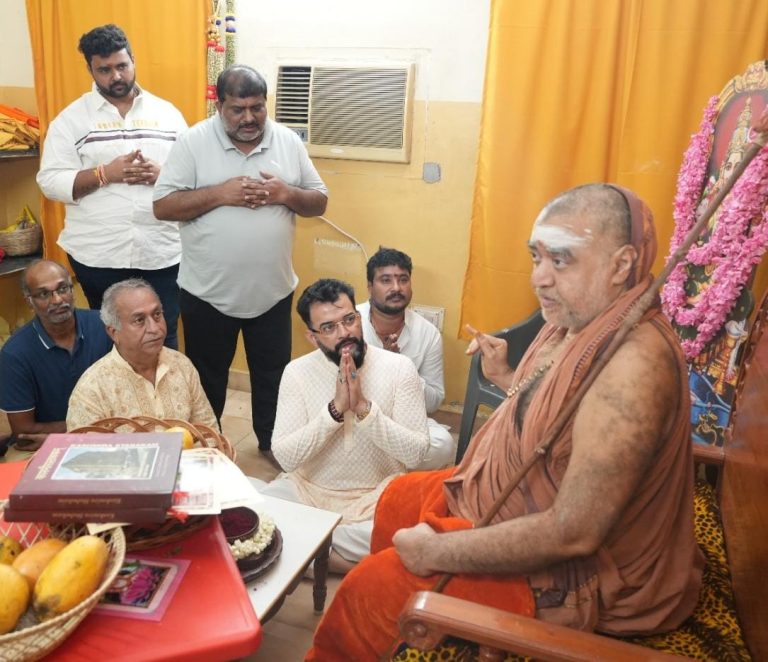 A Divine Encounter in with Jagatguru Shankara Vijayendra Saraswati:- Tapan Acharya Seeks Blessings from Jagatguru Shri Shankara Vijayendra Saraswati Swamigal