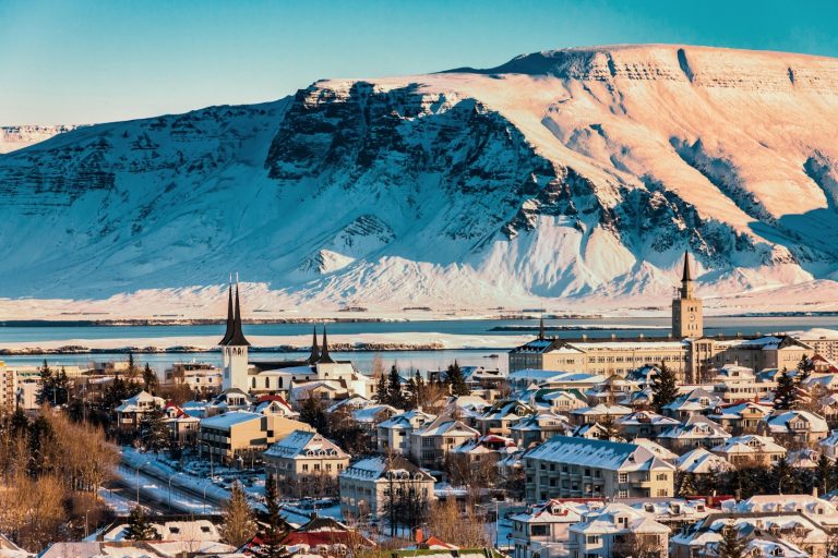 reykjavik-e-dintorni-a-natale,-il-buio-illuminato-dall’aurora-boreale
