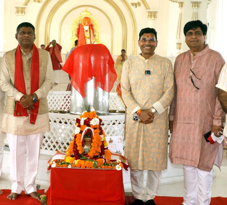 world’s-largest-5,211-kg-parad-shivling-created-by-raghunath-guruji;-grand-pran-pratishtha-held-in-haridwar